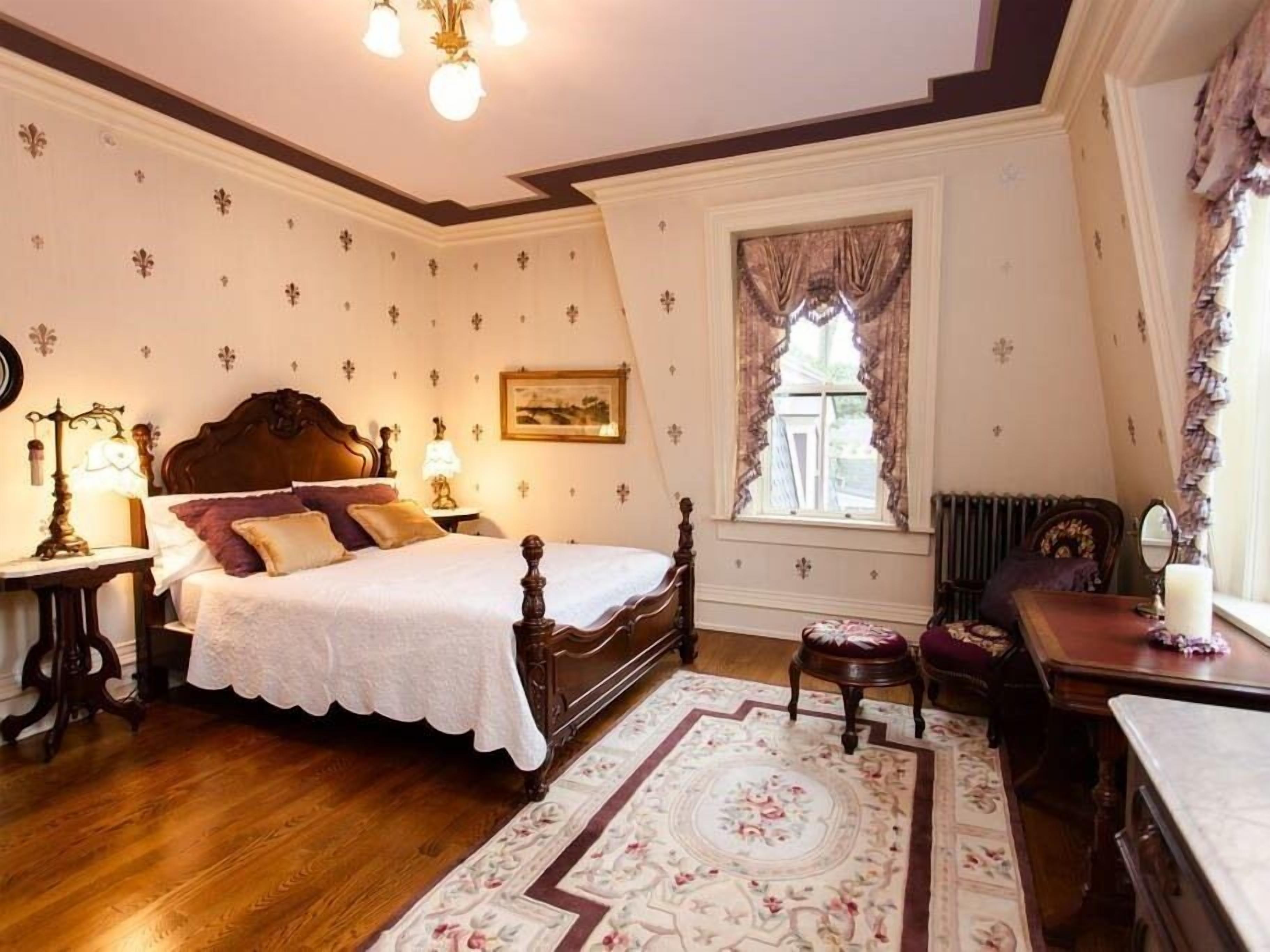 Luxury Double Room, Ensuite, Garden View (Fleur de Lis Room)