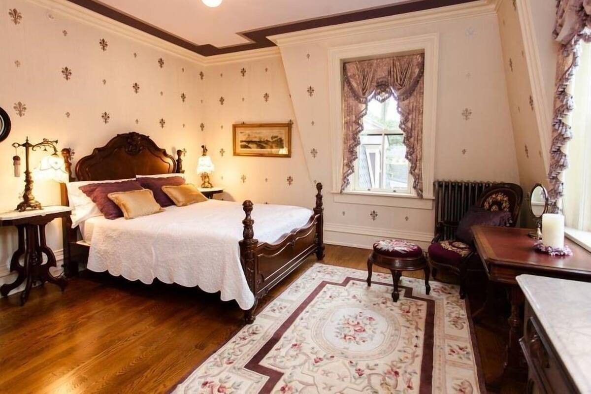 Luxury Double Room, Ensuite, Garden View (Fleur de Lis Room)