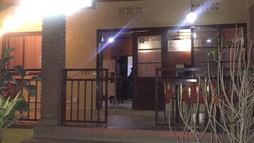 Pintu masuk properti