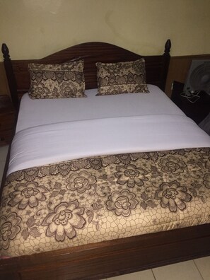 Individueel gedecoreerd, een bureau, een laptopwerkplek