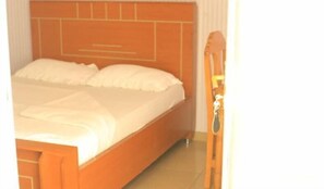 Habitación básica | Decoración personalizada, escritorio y espacio para trabajar con laptop 