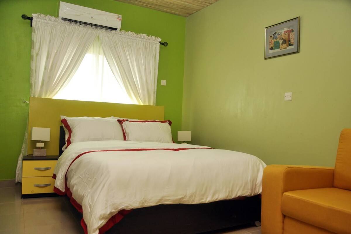 Single Room, 1 Bedroom | Minibar, desk, laptop workspace, blackout curtains