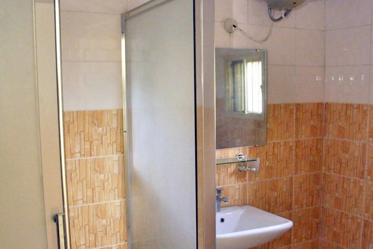 Shower, rainfall showerhead, free toiletries, towels