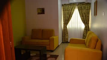 Executive Studio, 1 King Bed, Non Smoking | Living room | 32-inch flat-screen TV with cable channels, TV