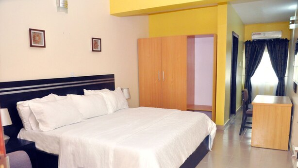 Minibar, desk, laptop workspace, blackout drapes - Echo Spring Hotel (Lagos)