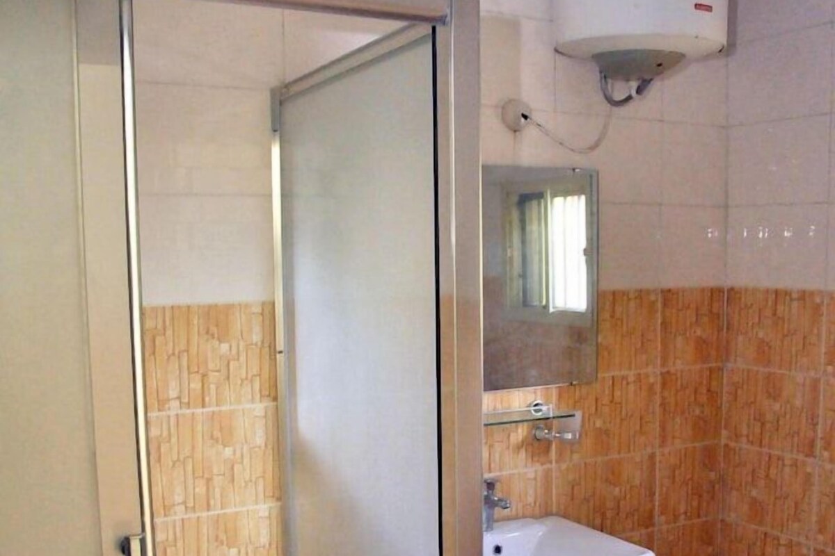 Bathroom | Shower, rainfall showerhead, free toiletries, towels