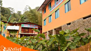 Vista frontal de la propiedad