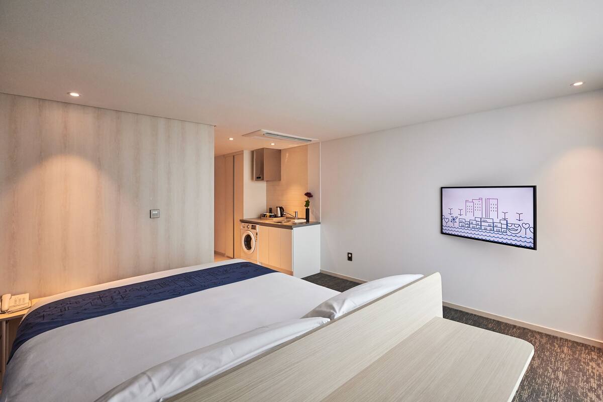 Double & Slide Bed - Microwave & Washing Machine | In-room safe, desk, blackout drapes, iron/ironing board (on request)
