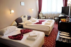 Standard Triple Room, Non Smoking | Premium bedding, minibar, in-room safe, desk - Hotel Akyuz (Ankara)