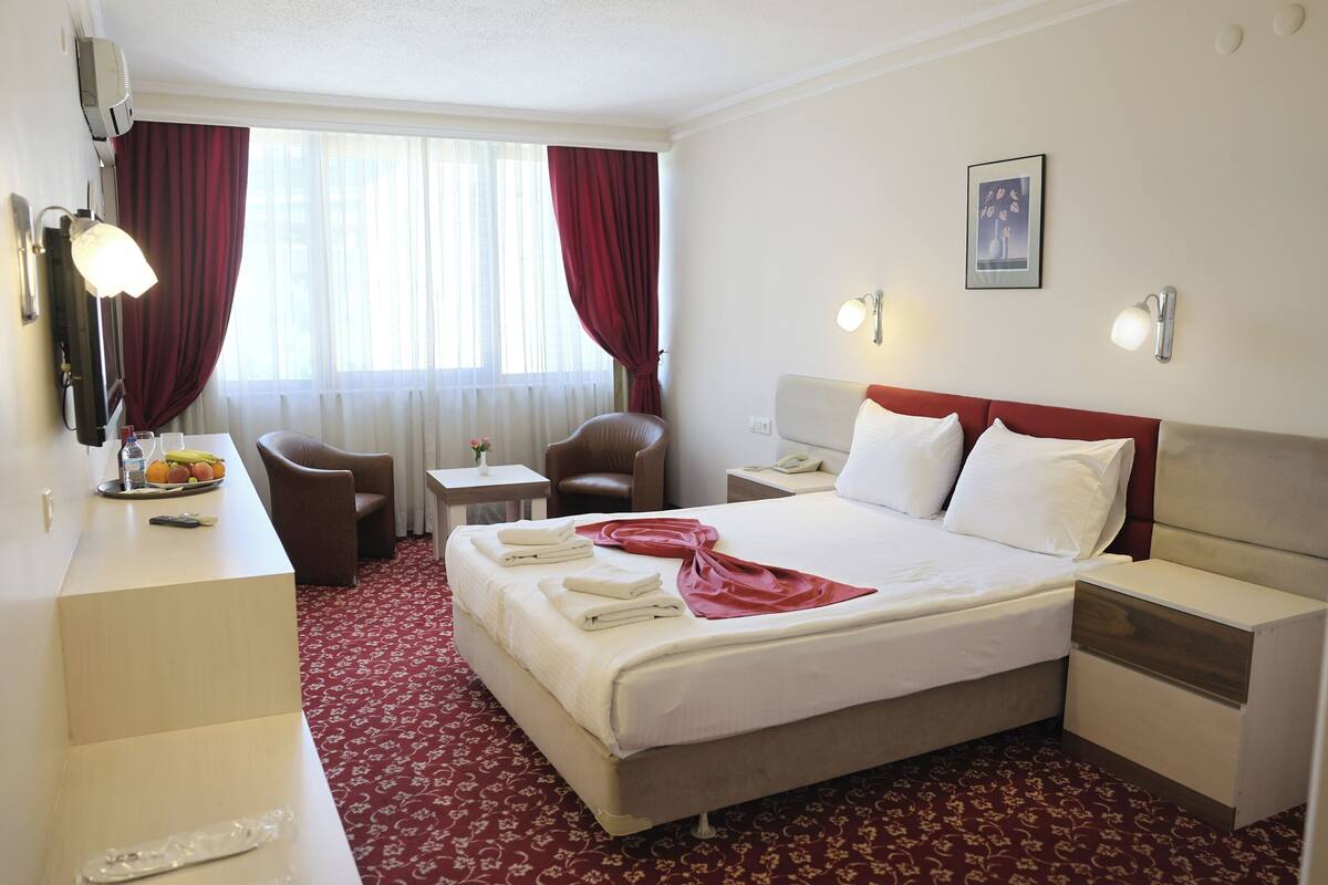 Premium bedding, minibar, in-room safe, desk