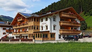 A multi-story hotel with wooden balconies and a sign reading "Hotel Bregenzhof". - Bergerhof (Sarentino)