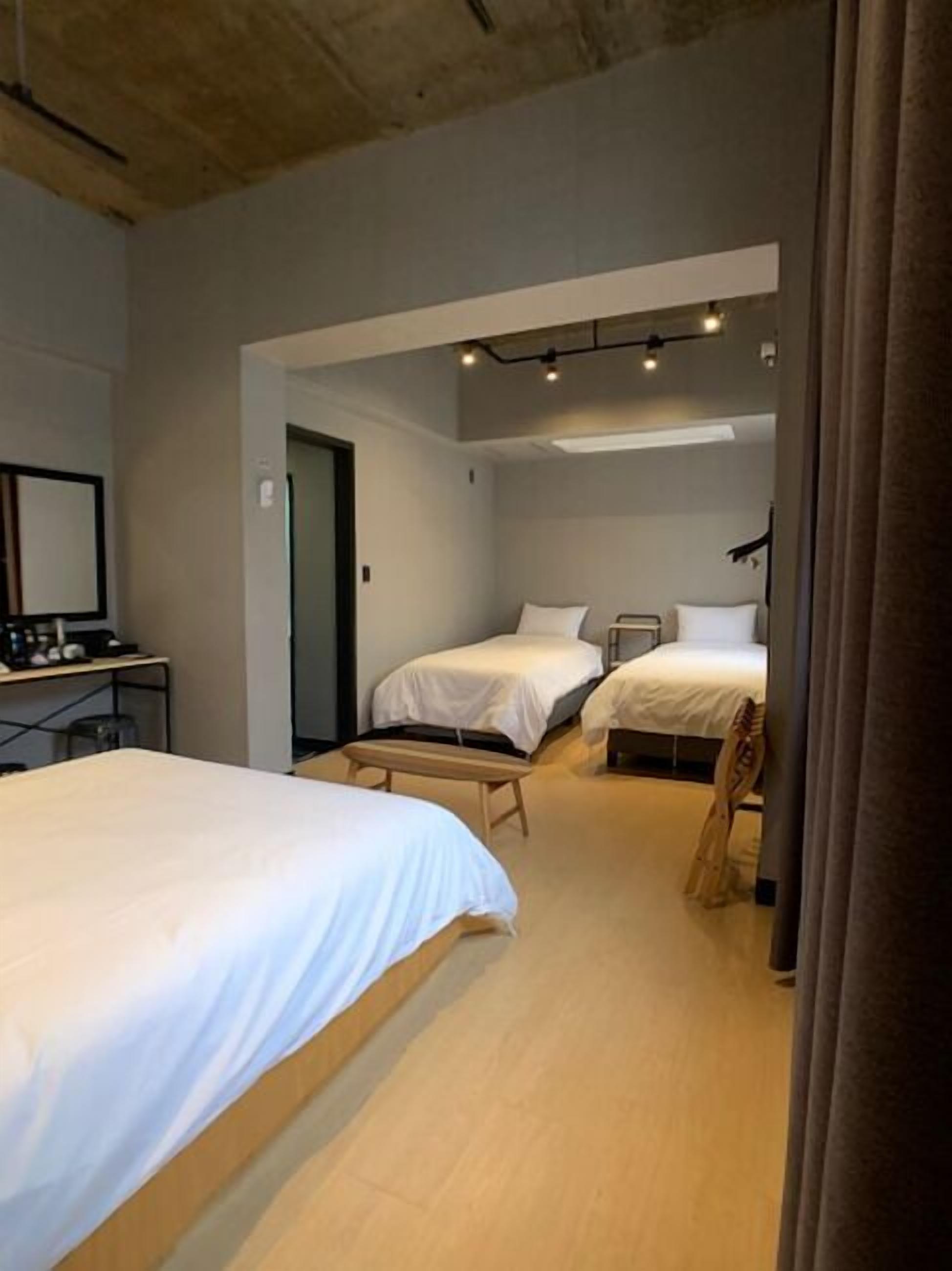 Nệm cao su hoạt tính (memory foam), màn/rèm cản sáng 