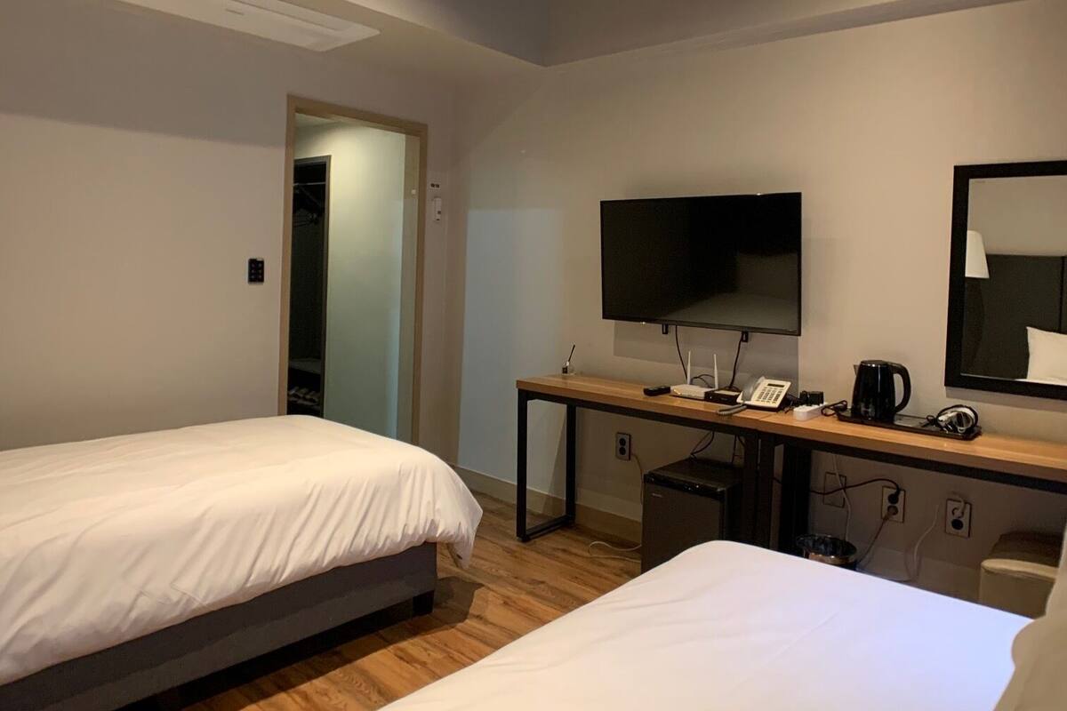 Standardværelse med 2 enkeltsenge | Senge med madrasser af memory foam, mørklægningsgardiner, gratis Wi-Fi