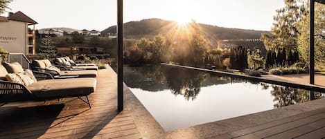 Sisäuima-allas, ulkouima-allas