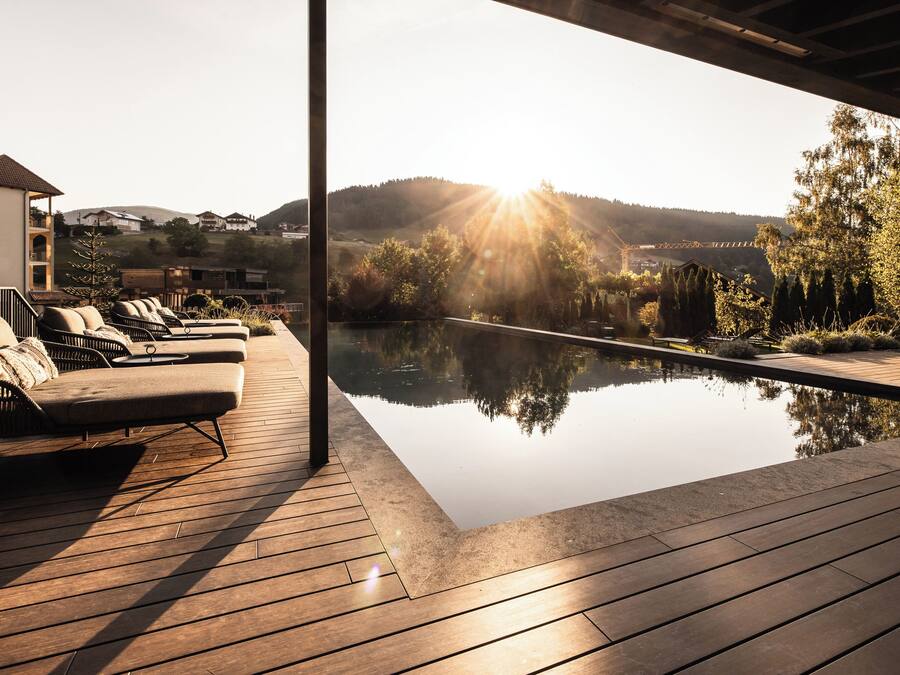Una piscina techada, una piscina al aire libre