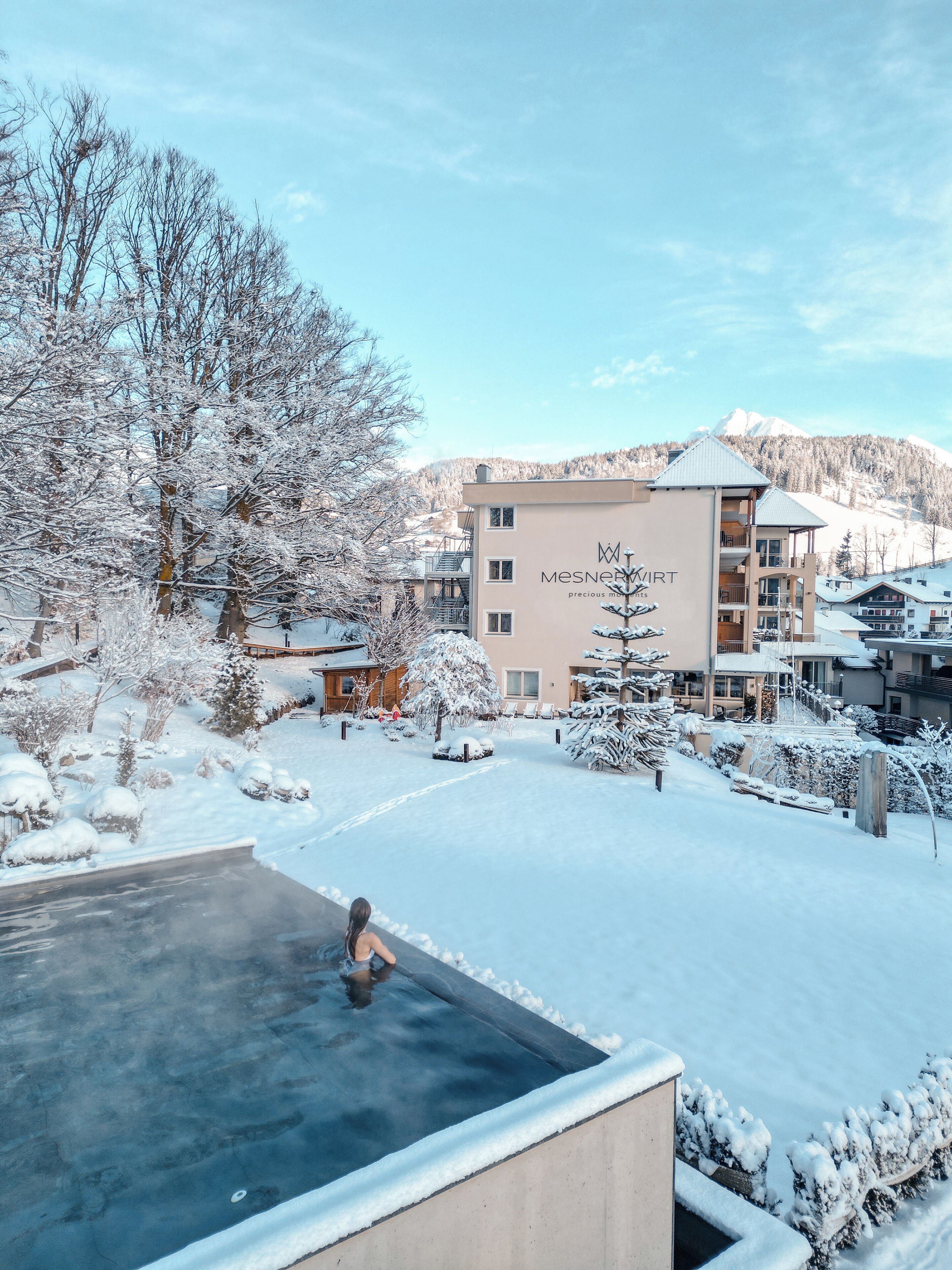 Kolam renang indoor dan kolam renang outdoor