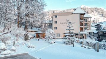 Kolam renang indoor dan kolam renang outdoor