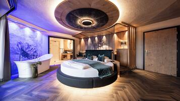 Suite Deluks, pemandangan kebun | 2 kamar tidur, seprai antialergi, minibar, dan brankas