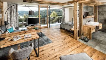 Suite Luxe, vue montagne | Literie hypoallergénique, minibar, coffres-forts dans les chambres