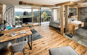 Lyxsvit - utsikt mot bergen | Allergitestade sängkläder, minibar och värdeförvaringsskåp på rummet
