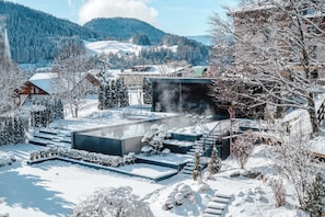 Una piscina techada, una piscina al aire libre