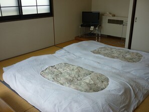 Japanese Style Room with Private Bathroom, Non Smoking | Desk, free WiFi