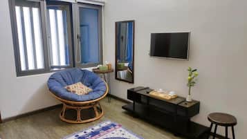 Cofres nos quartos, escrivaninha, quartos à prova de som