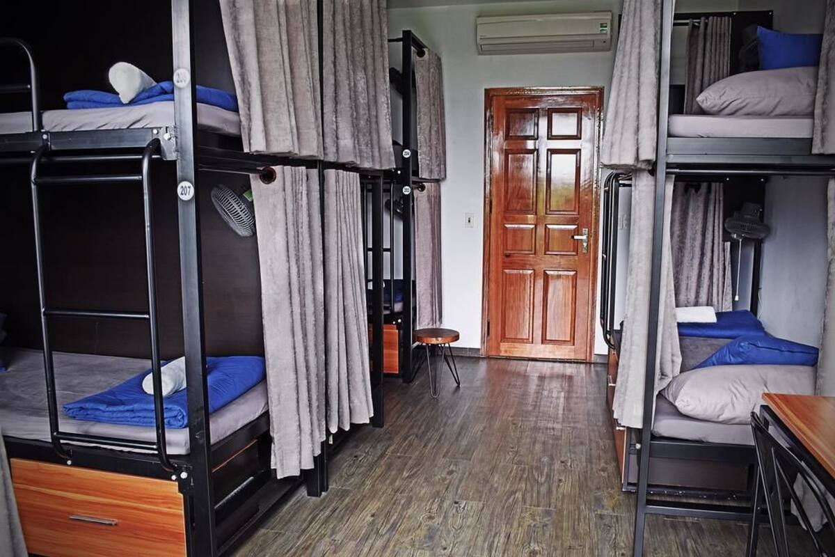Gemeinsamer Schlafsaal, Gemischter Schlafsaal (Bed in 10-Bed) | Zimmersafe, Schreibtisch, schallisolierte Zimmer, kostenloses WLAN