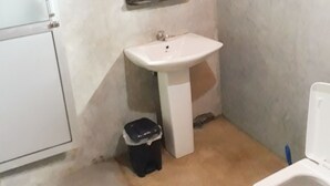 Dormitorio compartido estándar, varias camas, no fumadores | Baño