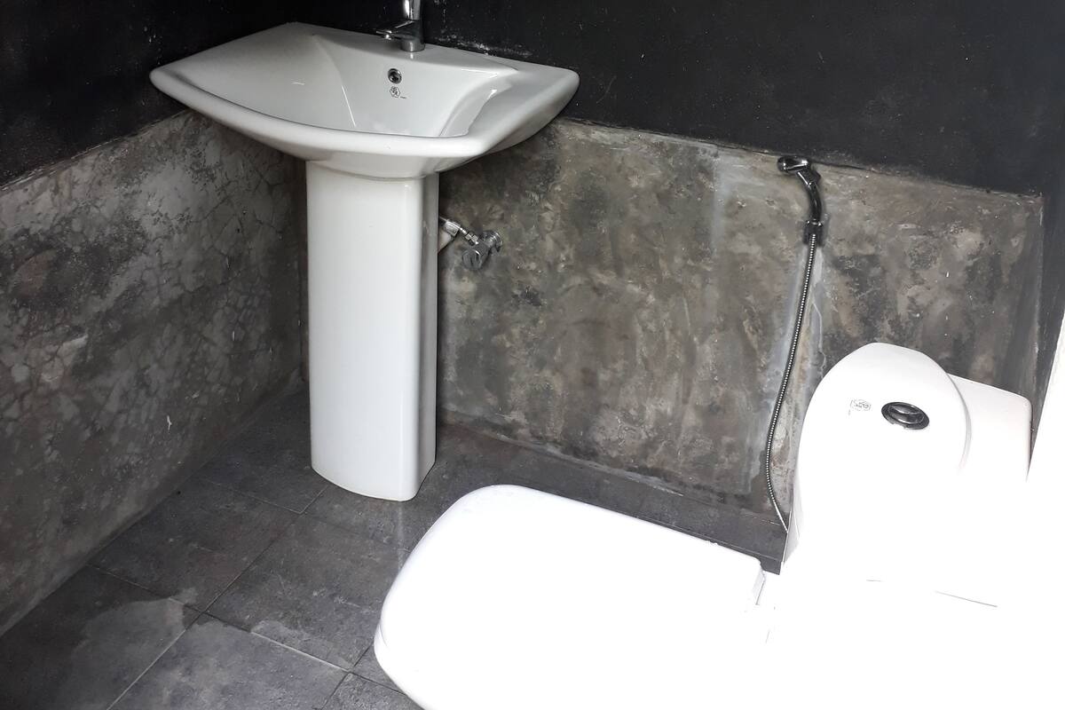 Standard Double Room, 1 Double Bed, Non Smoking | Bathroom amenities | Towels