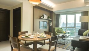 Suite, 2 soverom | Spiseområde på rommet