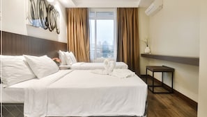 2 bedrooms, premium bedding, down comforters, memory foam beds