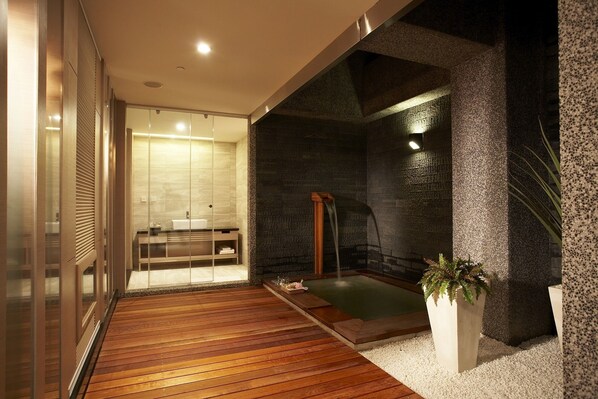 Classic Suite, Non Smoking | Individually decorated, desk, blackout drapes, free WiFi - Yuma Hot Spring Hotel (New Taipei City)