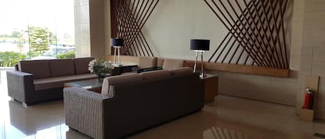 Área de estar no saguão