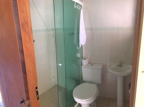 Suite | Baño | Ducha, artículos de higiene personal gratuitos y secador de pelo