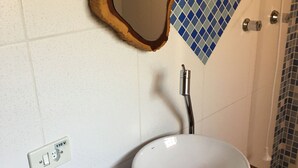 Suite | Bathroom amenities | Shower, free toiletries, hair dryer (on request), towels - Refúgio Dos Palmares (São Bento do Sapucaí)
