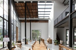 2 restaurants, breakfast, lunch, dinner served; international cuisine 