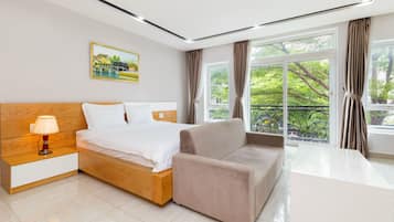 Căn hộ Premium | Két bảo mật tại phòng, bàn, màn/rèm cản sáng, phòng cách âm