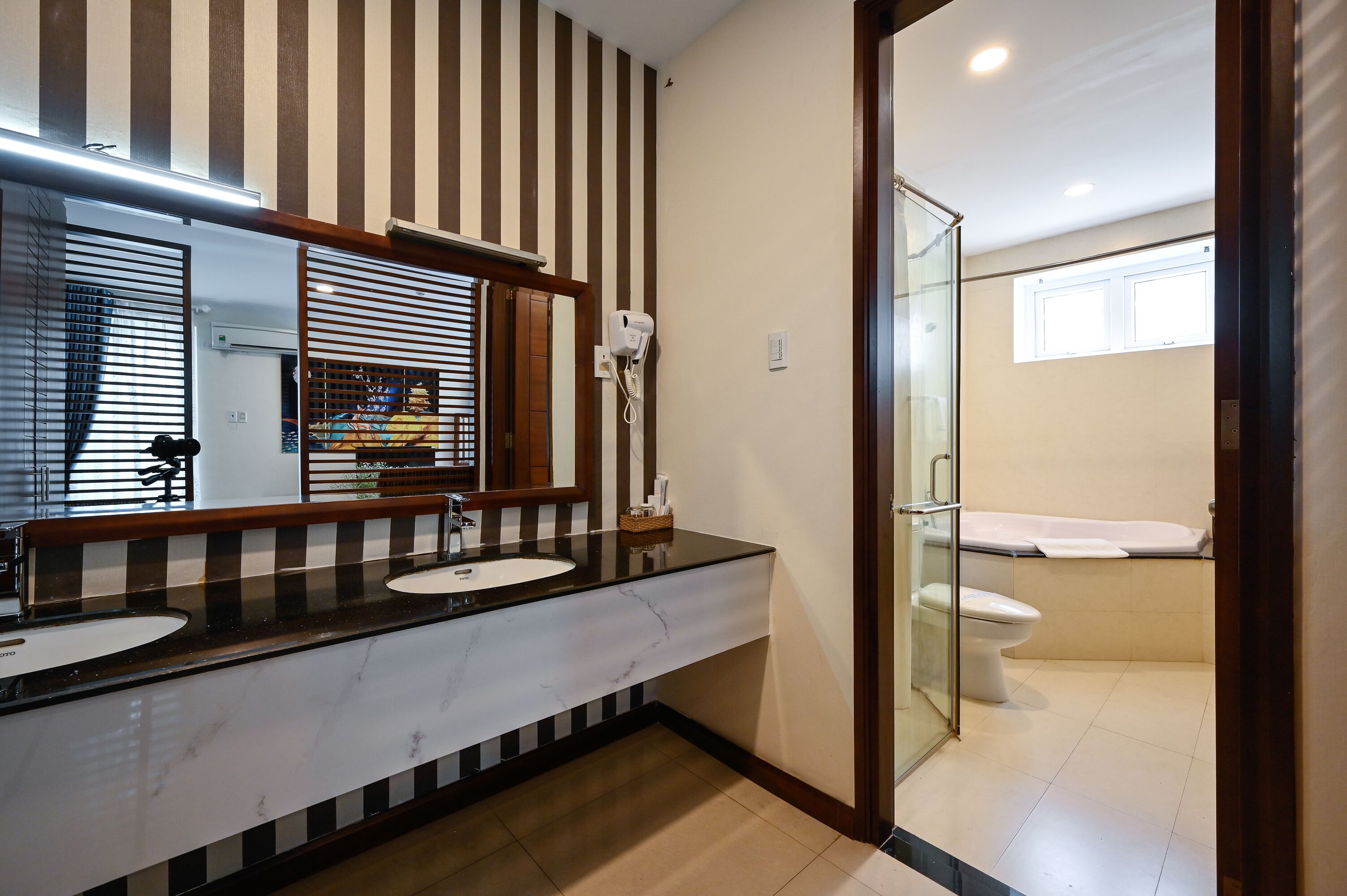 Suite, Balcony | Bathroom | Combined shower/tub, free toiletries, hair dryer, slippers