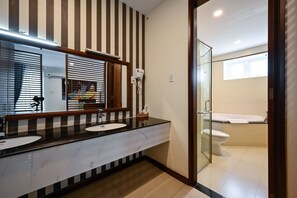 Suite, Balcony | Badezimmer | Duschwanne, kostenlose Toilettenartikel, Haartrockner, Hausschuhe