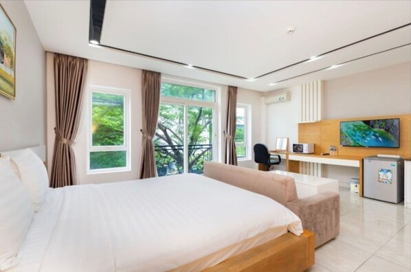 In-room safe, desk, blackout curtains, soundproofing - Laguna Hotel (Ho Chi Minh City)