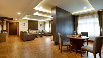 Suite Luxe, plusieurs lits, non-fumeurs | Restauration dans la chambre