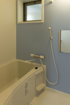 Apartamento, 2 habitaciones | Baño | Bañera y ducha independientes y artículos de higiene personal gratuitos