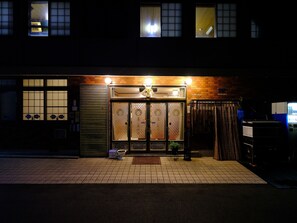 Bagian depan properti - sore/malam