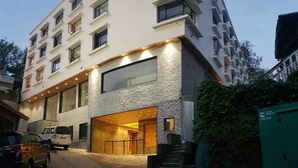 Front of property - Jain Group Hotel Sanderling Resort & Spa (Darjeeling)