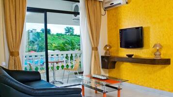 Deluxe-Studiosuite, Poolblick, Poolseite | Wohnbereich | Flachbildfernseher