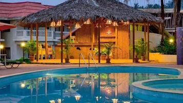 15 Innenpools, Außenpool, Sonnenschirme, Liegestühle