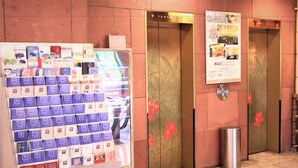 Un hall d’hôtel avec une étagère où sont exposés des livres et une poubelle.