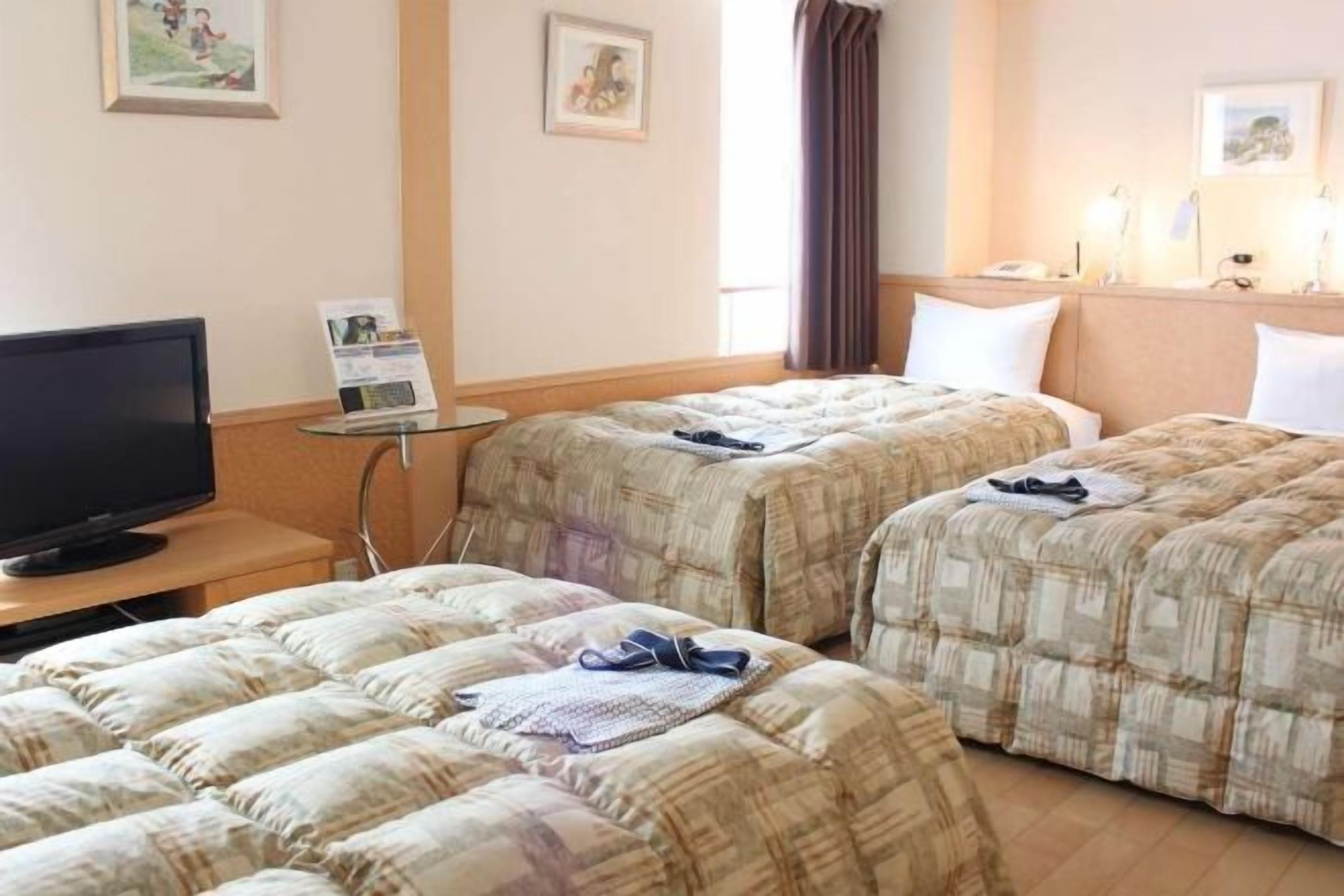 Escritorio, cortinas blackout, wifi gratis y ropa de cama 