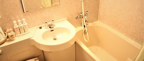 Un baño con lavamanos, espejo y bañera.